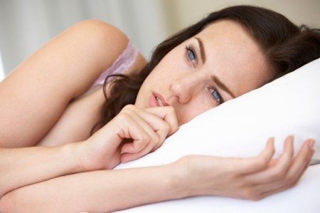 worried-woman-in-bed